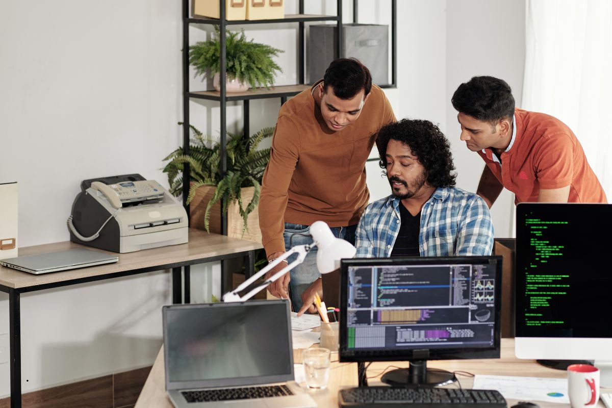 Indische Programmierer arbeiten gemeinsam am Computer